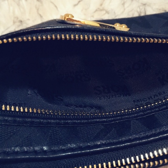 MICHAEL KORS 
Signature Jet Set Large Wristlet - Picture 5 of 7